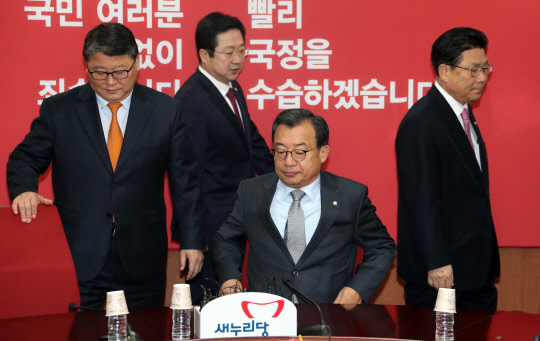 새누리당 최고위, '입장'      (서울=연합뉴스) 배재만 기자 = 새누리당 이정현 대표를 비롯한 최고위원들이 5일 오전 서울 여의도 당사에서 열린 최고위원회의에 참석하기 위해 입장하고 있다. 왼쪽부터 조원진, 이장우 최고위원, 이 대표, 박맹우 사무총장. 2016.12.5      scoop@yna.co.kr  (끝)